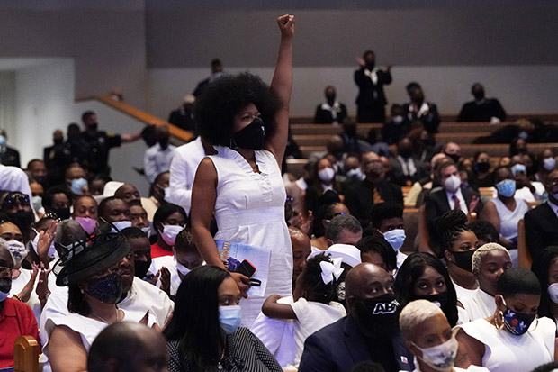 Опроштај од  Флојда: Стотине људи одало почаст убијеном Афроамериканцу, Џорџ ће почивати поред своје мајке  (ФОТО/ВИДЕО)